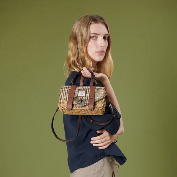 A model Holding Beige Dogtooth minin Straw satchel bag